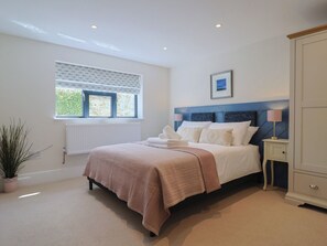 2 phòng ngủ, trang trí khác biệt 