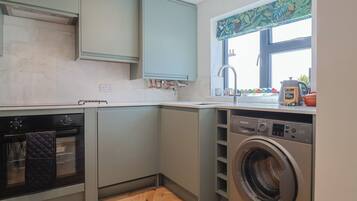 Cottage | Bếp riêng | Máy rửa bát, dụng cụ nấu nướng/bát dĩa/dao nĩa