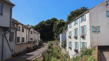 المنطقة المحيطة بالمنشأة