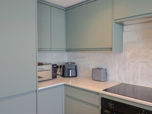 Cottage | Private kitchen | Dishwasher, cookware/dishes/utensils