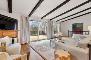 Smart-TV, Kamin, Videospiele, DVD-Player