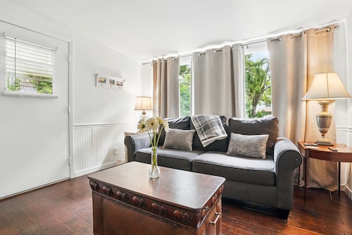 Pet Friendly St Simons 3BR inside Pier Village • No Stairs, Walk to Beach