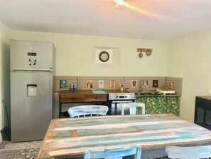 Kühlschrank, Ofen, Kochgeschirr/Geschirr/Besteck