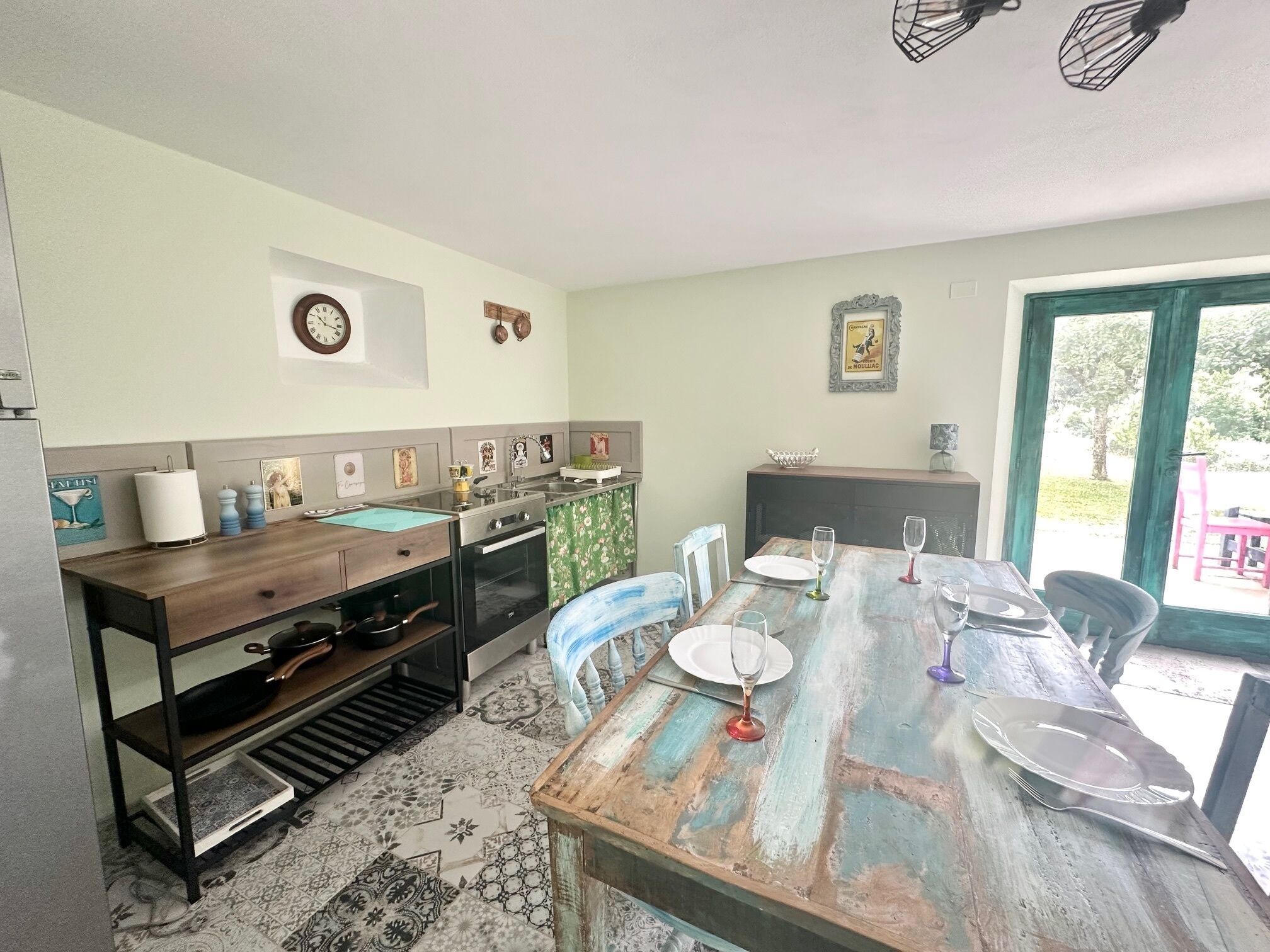 Kylskåp, ugn, grytor/köksredskap och kastrull för hummer/krabba