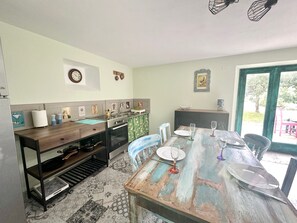 Fridge, oven, cookware/dishes/utensils, lobster pot