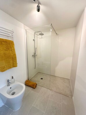 Dusche, Haartrockner, Bidet, Handtücher
