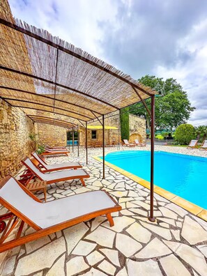 Una piscina al aire libre