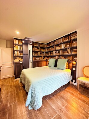 5 habitaciones, escritorio y tabla de planchar con plancha