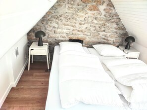 2 bedrooms, iron/ironing board, WiFi