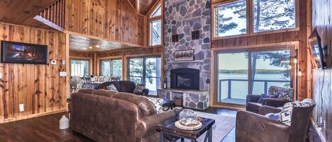 Smart TV, chimenea y reproductor de DVD