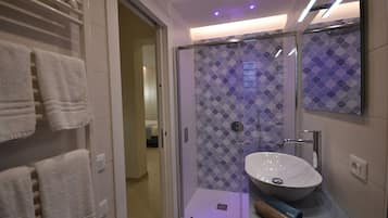 Dusche, Haartrockner, Bidet, Handtücher