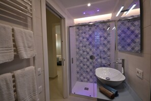 Dusj, hårføner, bidé og håndklær