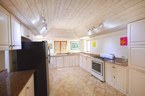 Kaffetrakter/tekoker, kjøleskap, mikrobølgeovn og ovn