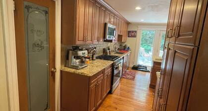 Large 5-Bedroom Home in Roslyn Heights // Ideal for Groups & Families