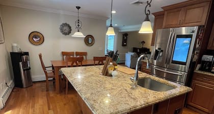 Large 5-Bedroom Home in Roslyn Heights // Ideal for Groups & Families