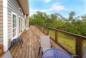 Wrap around deck - Willie's Hill Country Hideaway - Family Stay for 8 with Hot Tub & Fire Pit (Wimberley)