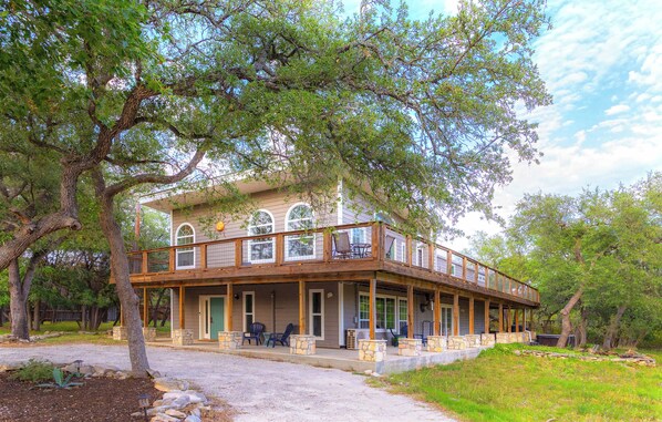 Welcome to Willie's Hill Country Hideaway! - Willie's Hill Country Hideaway - Family Stay for 8 with Hot Tub & Fire Pit (Wimberley)