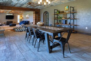 Dining table with seating for 8 - Willie's Hill Country Hideaway - Family Stay for 8 with Hot Tub & Fire Pit (Wimberley)