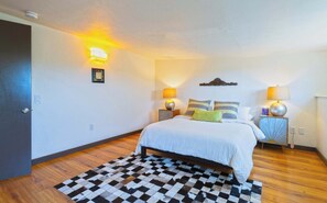 2 habitaciones, escritorio y tabla de planchar con plancha 