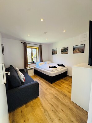 Ylelliset vuodevaatteet, pillowtop-patjalliset sängyt, pimennysverhot