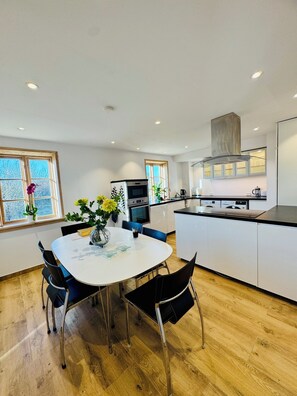 Family Quadruple Room, Garden View | Private kitchen | Oven, stovetop, dishwasher, electric kettle - Casa de Rainer Tommerup (Tommerup)