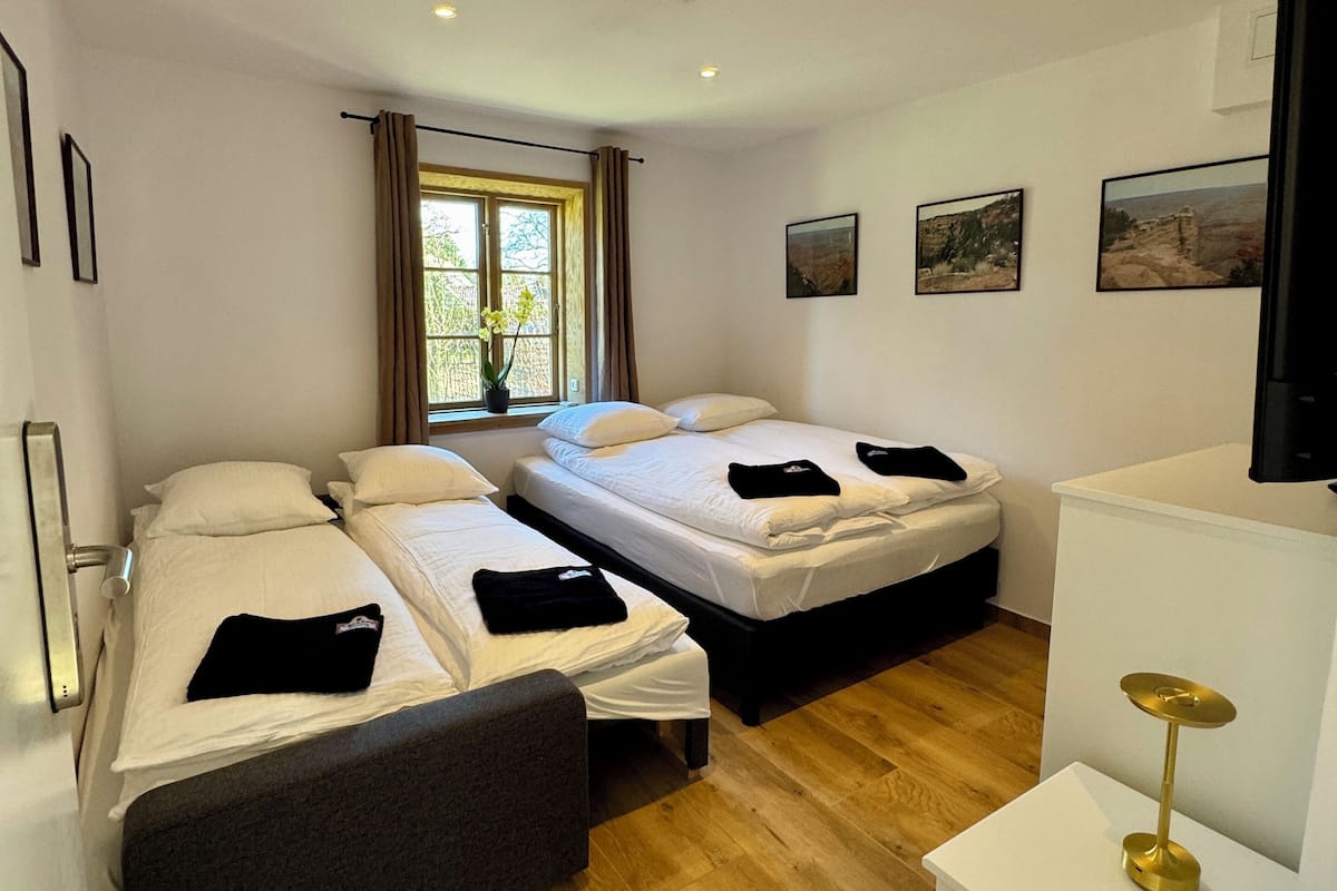 Firemannsrom – familie, hageutsikt | Sengetøy av topp kvalitet, senger med overmadrass og skrivebord