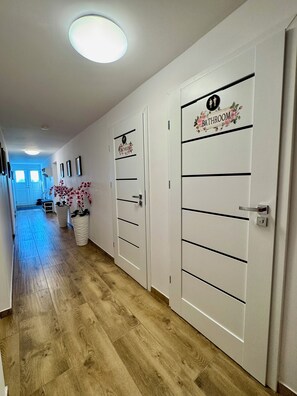 Een haardroger, handdoeken, zeep, shampoo