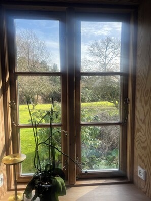 أغطية فراش متميزة وأسرّة بطبقة علوية مريحة وستائر تعتيم