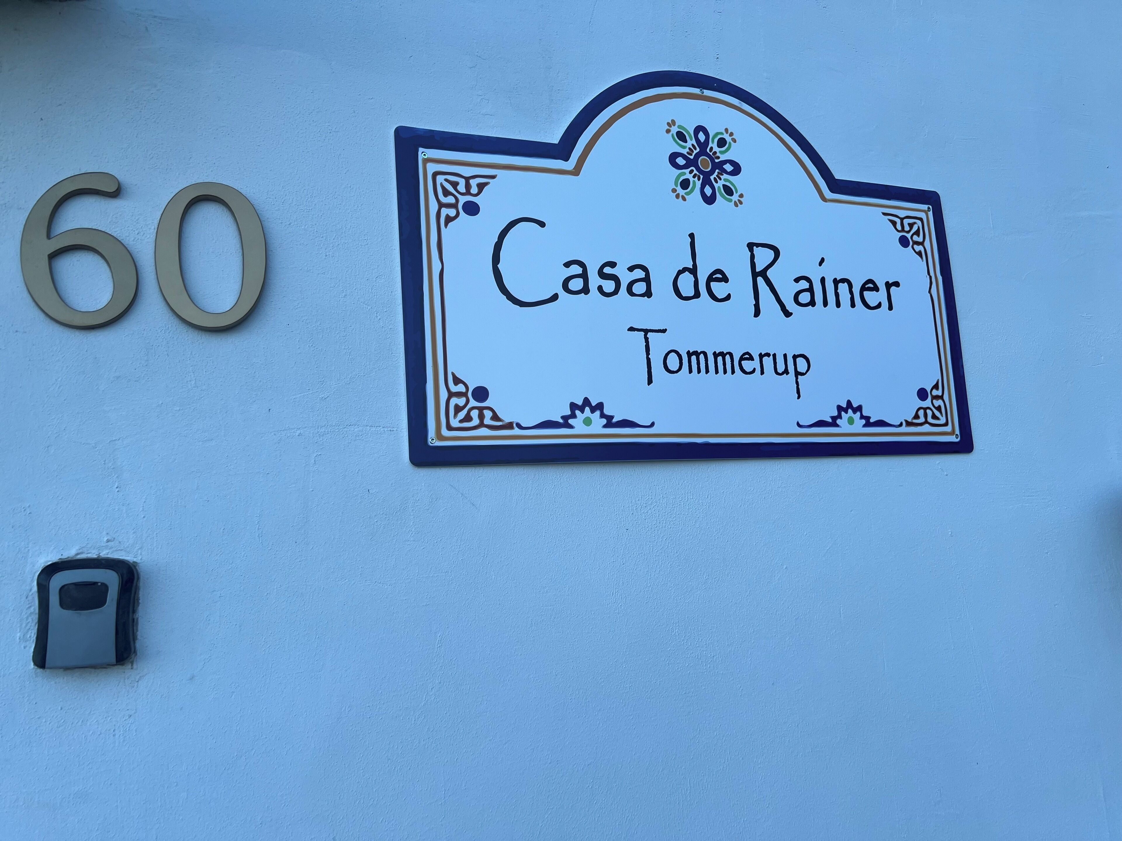 A house number '60' and a sign for 'Casa de Rainer Tommerup'.