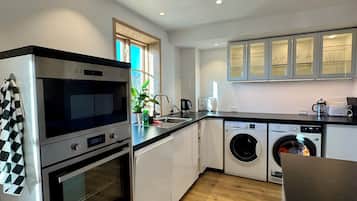 Oven, stovetop, dishwasher, electric kettle