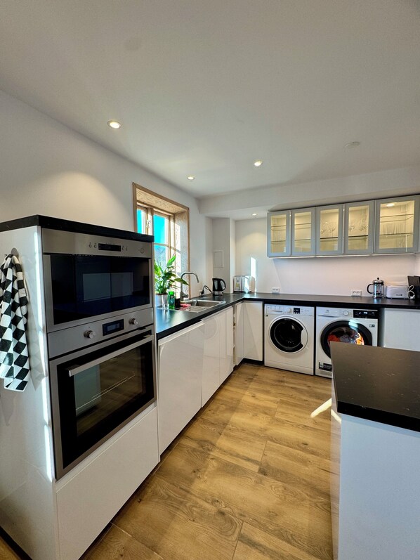 Oven, stovetop, dishwasher, electric kettle - Casa de Rainer Tommerup (Tommerup)