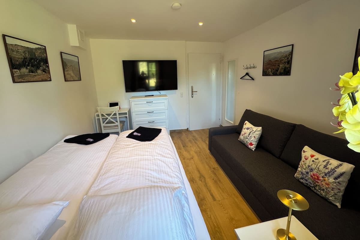 Sengetøy av topp kvalitet, senger med overmadrass og skrivebord