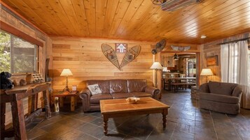 Executive Cabin, 2 Bedrooms, Hot Tub, Mountain View | Living room | 60-inch Smart TV with cable channels