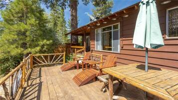 Cabaña ejecutiva, 2 habitaciones, hidromasaje, vista a la montaña | Terraza o patio