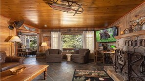 เอ็กเซกคิวทีฟเคบิน, 2 ห้องนอน, อ่างน้ำร้อน, วิวภูเขา | ห้องนั่งเล่น | สมาร์ททีวี 60 นิ้ว พร้อมช่องเคเบิล