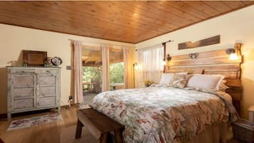 Cabana executiva, 2 quartos, banheira de imersão, vista para a montanha | Individualmente decorados, individualmente mobiliados