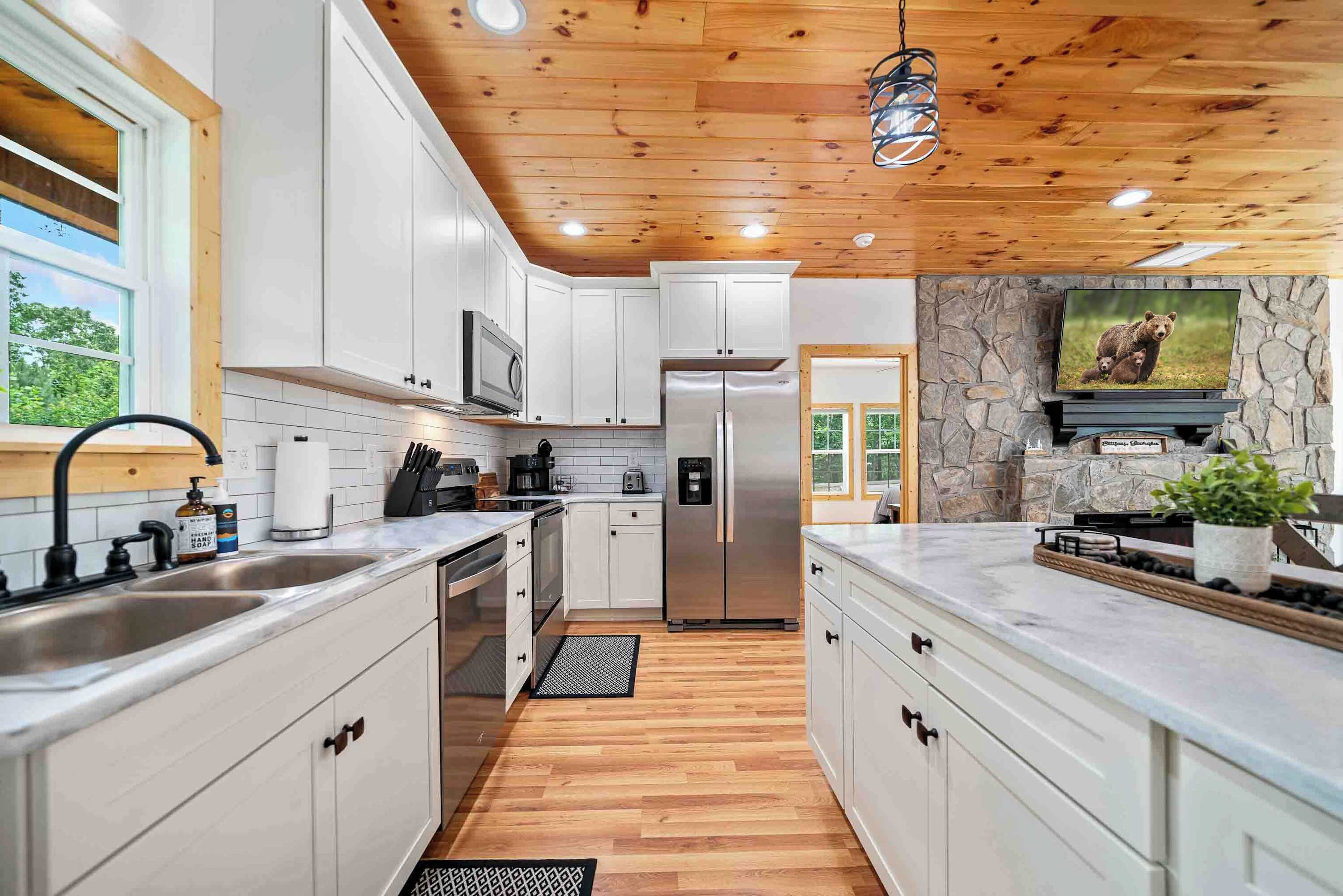 冷蔵庫、電子レンジ、オーブン、コンロ