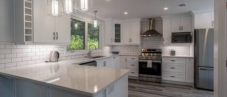 Een koelkast, een microgolfoven, een oven, een kookplaat