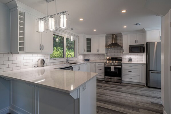 Refrigerador, microondas, horno y parrilla de estufa