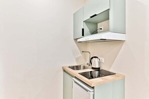 Réfrigérateur, plaque de cuisson, cafetière/bouilloire, grille-pain