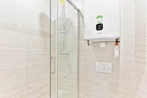 Regadera y secadora de cabello 