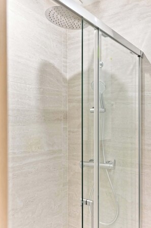 Shower, hair dryer, shampoo - Studio climatisé & confortable – Paris 17 (Paris)