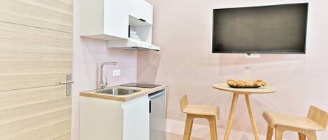 Réfrigérateur, plaque de cuisson, cafetière/bouilloire