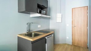 Coffee/tea maker, fridge, stovetop, electric kettle
