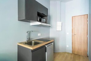 Frigorífico, placa de cocina, cafetera o tetera y tostadora