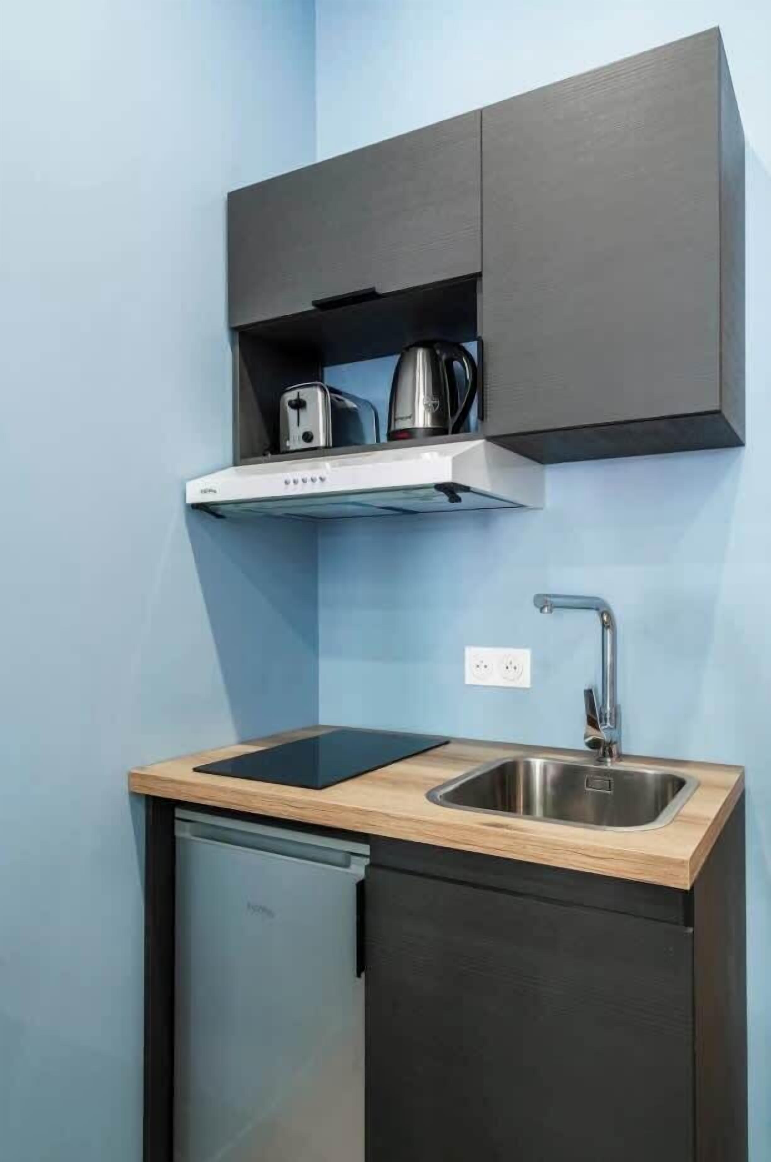 Réfrigérateur, plaque de cuisson, cafetière/bouilloire, grille-pain