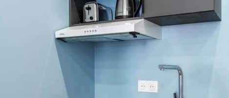 Réfrigérateur, plaque de cuisson, cafetière/bouilloire, grille-pain