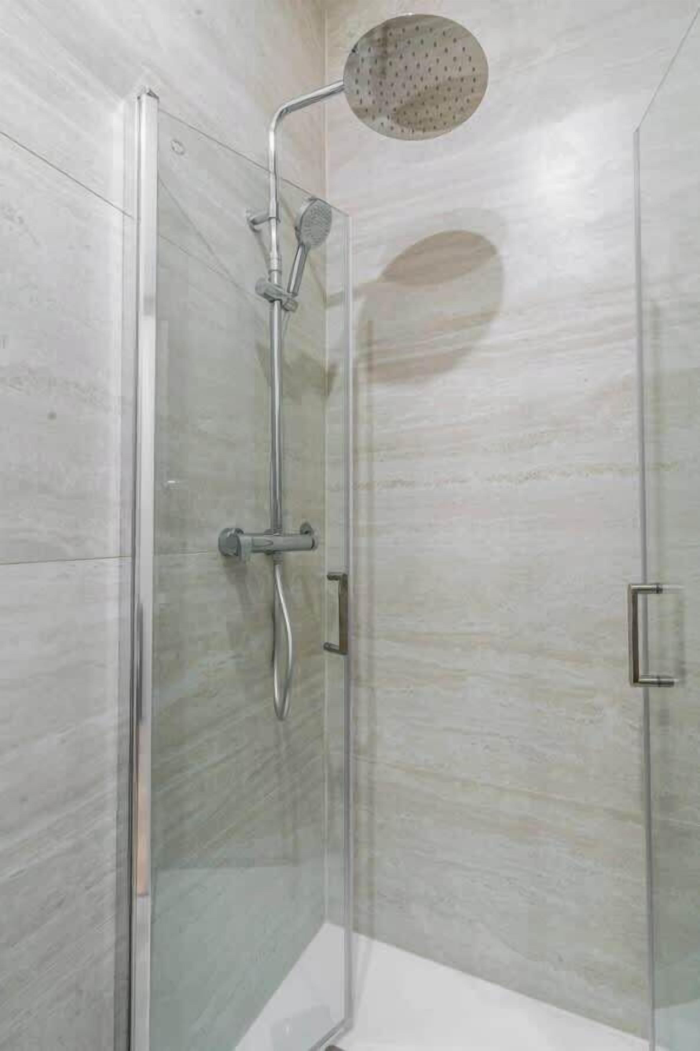 Douche, sèche-cheveux