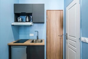 Fridge, stovetop, coffee/tea maker, toaster