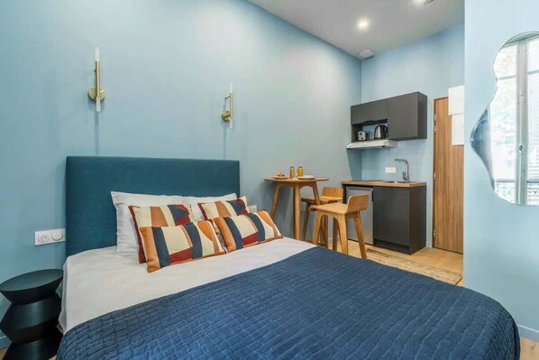 Tabla de planchar con plancha, wifi y ropa de cama 